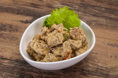 Kremalı ve kuru domatesli tavuk ciğeri kekik servis edildi.