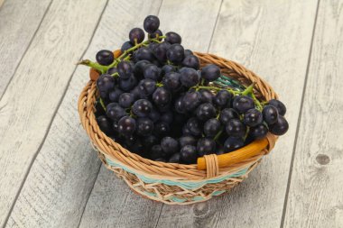 Taze taze tatlı kırmızı üzüm dalında