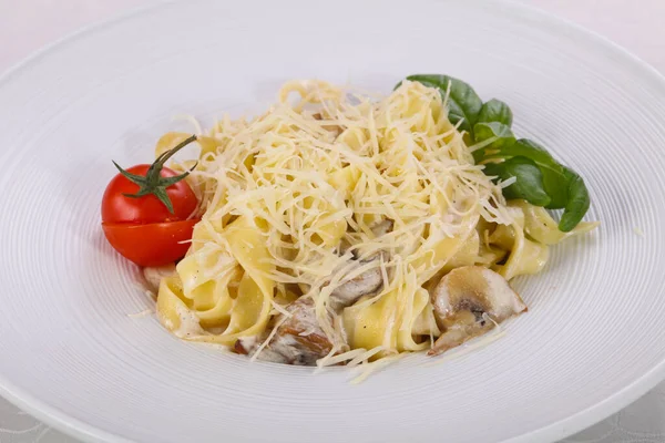 Italiaanse Pasta Linguini Met Champignon Geserveerd Tomaat — Stockfoto