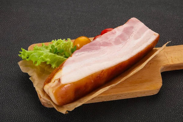 Geräucherte Schweinebrust Mit Salatblättern Und Tomaten — Stockfoto