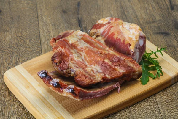 Smoked Pork Ribs Wooden Background Served Rucola — Stock Photo, Image