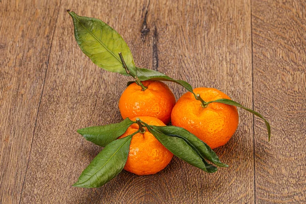 Mandarina Sabrosa Dulce Madura Con Hojas Verdes — Foto de Stock
