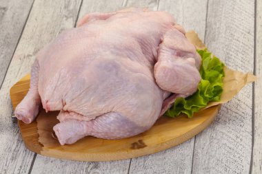 Çiğ tavuk pişirmeye hazır.