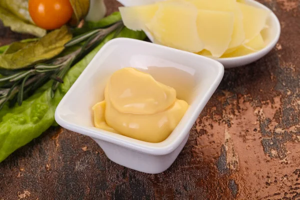 Salsa Queso Tazón Servido Rodajas Parmesano —  Fotos de Stock
