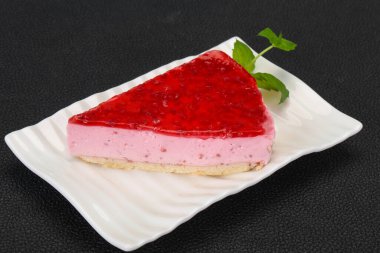 Yumuşak ahududu cheesecake plaka nane servis