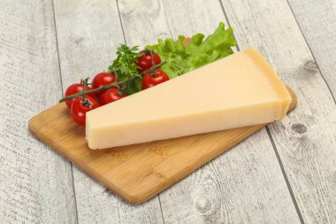 İtalyan geleneksel parmesan peyniri üçgeni salata servis etti