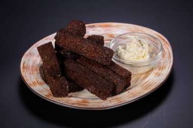 Sarımsak soslu siyah ekmek yığını.