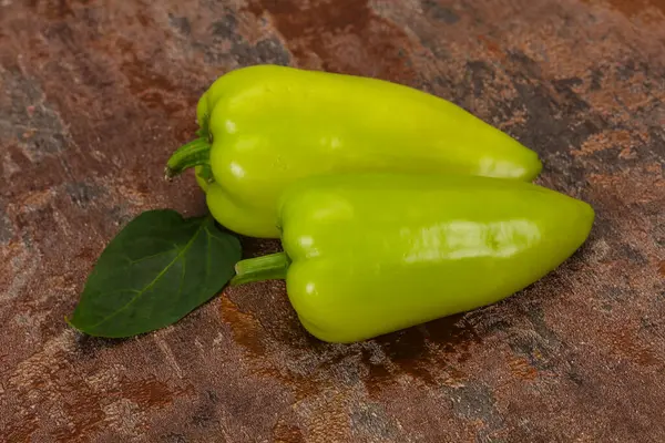 Reife Grüne Paprika Auf Hölzernem Hintergrund — Stockfoto