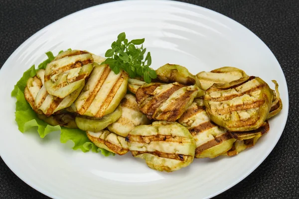 Fette Melanzane Grigliate Servite Con Basilico Foglie Insalata — Foto Stock