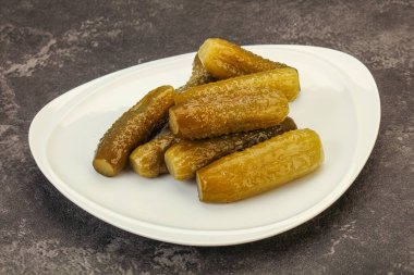 Tabakta salatalık turşusu