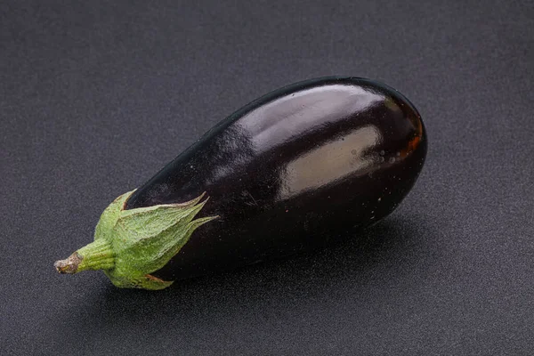 Svart Mogen Färsk Aubergine Över Bakgrunden — Stockfoto