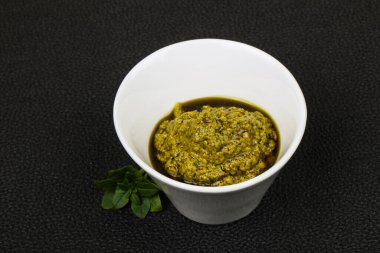 Fesleğen sosu Pesto kabın içinde