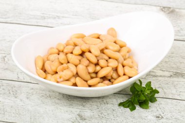 Kavanozda pişmiş fasulye