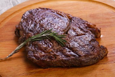 Antrikot biftek biberiye ahşap kartı ile