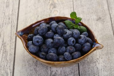 Tatlı, lezzetli yabanmersini kasesinde