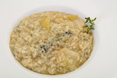 Armut ve gorgonzola peynirli risotto.