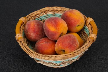 Tahta sepetteki olgun şeftali yığını