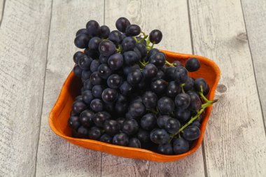 Taze taze tatlı kırmızı üzüm dalında