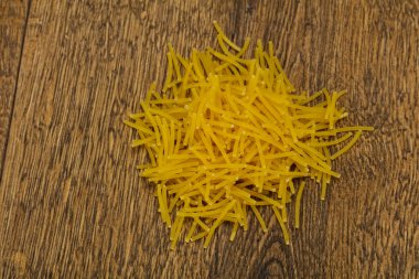 Pişirmek için çiğ vermicelli İtalyan makarnası.