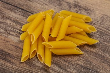 Çiğ makarna kaseye hazır.