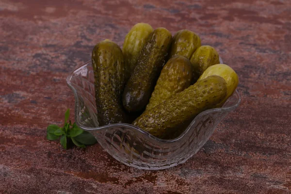 Pepinos Escabeche Montón Tazón Servido Hojas Albahaca — Foto de Stock