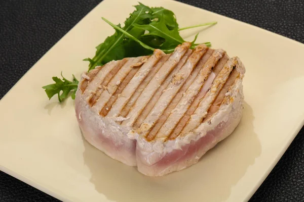 Bife Atum Grelhado Servido Salada Foguete — Fotografia de Stock