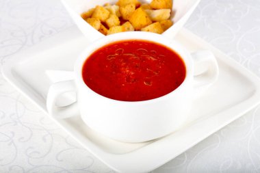 Gazpacho çorbası ekmek ile