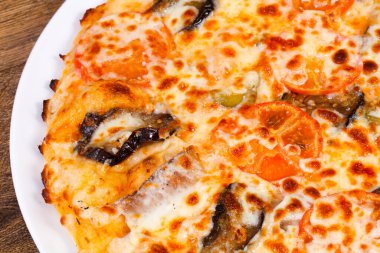 Patlıcan ve peynirli pizza