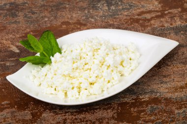 Doğal süzme peynir nane yaprağı sunar.