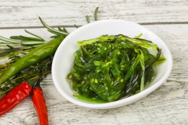 Susamlı yosun salatası Chuka.