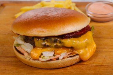 Burger sığır eti, peynir, domates, salatalık ve buzdağı salatası turşusu