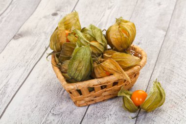 Olgun kış kiraz yığın kabın içinde