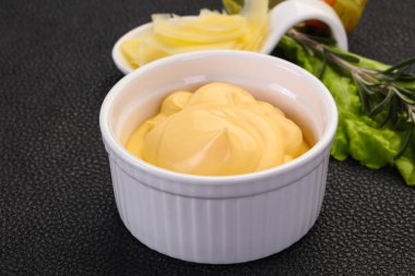 Kasedeki peynir sosu dilimlenmiş parmesan.