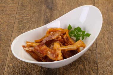 Kasede domuz kulağı var.