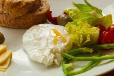 Ekmek ve peynirli Benedict yumurtası zeytin servis edildi.