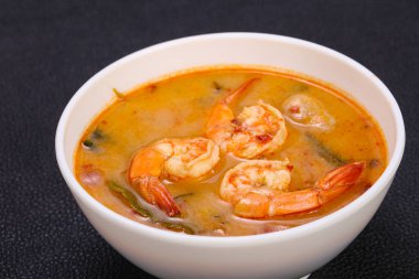Karidesli ünlü Tayland Tom Yam çorbası.