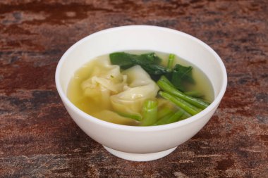 Bitki ve baharatlı geleneksel Asya Wonton çorbası.