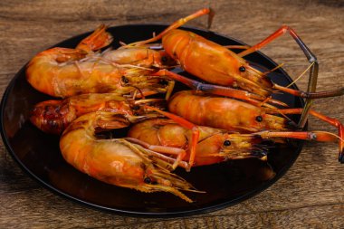 Plakada ızgara Asya su karidesi