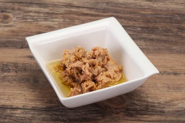 Kasede ton balığı konservesi fesleğen yaprağı var.