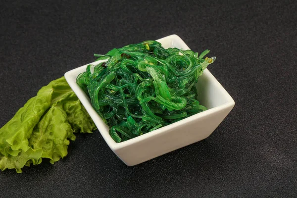 Grön Chuka Sjögräs Sallad Isolerad Vit Bakgrund Ovanifrån Wakame Sea — Stockfoto