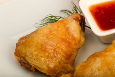 Fırında tavuk budu ve domates.