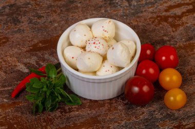 Fesleğen yapraklı ve domatesli Mozzarella peyniri topları.