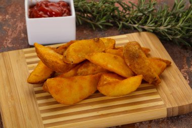 Biberiye ve soslu kızarmış patates dilimleri.