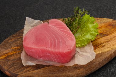 Çiğ ton balığı bifteği pişirmeye hazır.