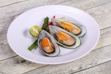 Limonlu ve yeşil biberli yarım midye.