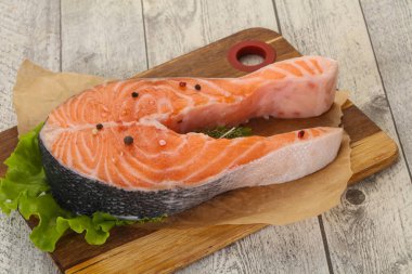 Çiğ somon bifteği, tuzlu ve biberli. Izgara için hazır.