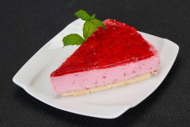 Yumuşak ahududu cheesecake plaka nane servis