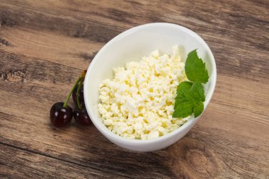 Taze kaymak tabaktaki taze kaymak. Naneli ve vişneli.