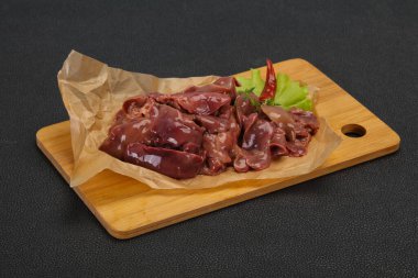 Çiğ tavuk ciğeri pişmeye ve kızarmaya hazır.