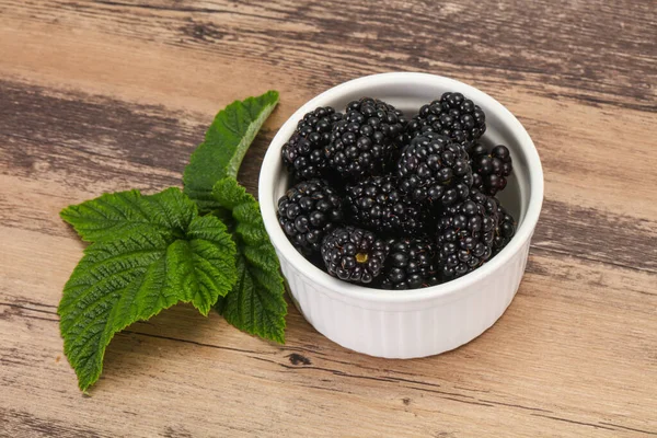 Süßer Leckerer Reifer Blackberry Haufen Mit Blatt — Stockfoto